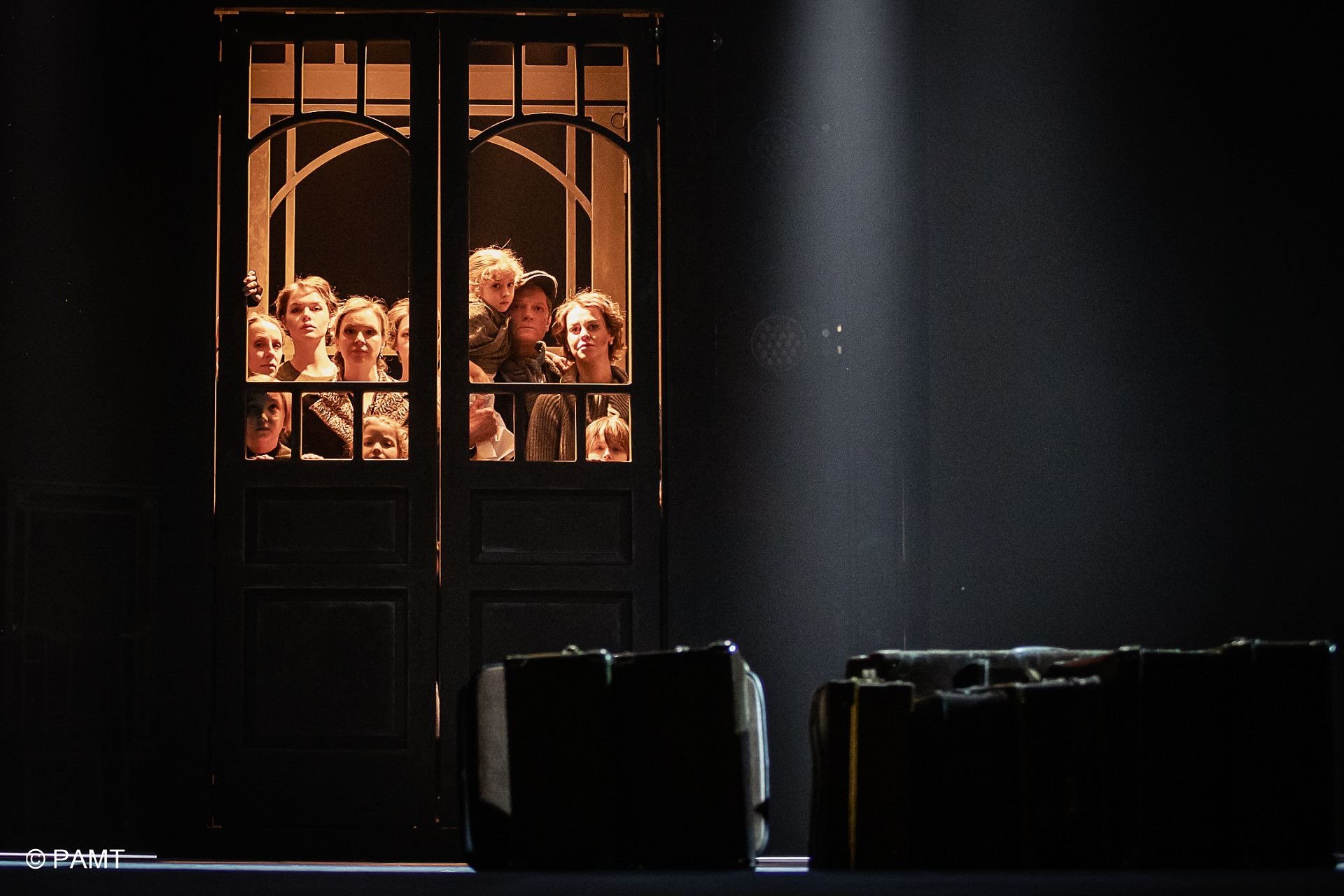 Сцена из спектакля «Леопольдштадт». Фото: РАМТ