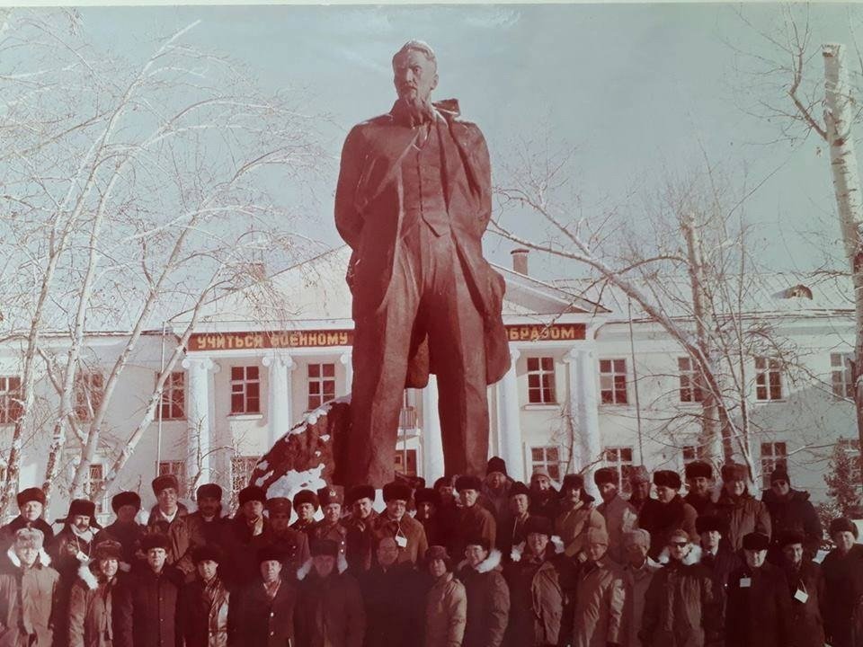 В 1988 году состоялся обмен визитами делегаций СССР и США на ядерные испытательные полигоны в «Семипалатинске» и Неваде. На фото: две делегации в Курчатове. Фото из архива Павла Палажченко