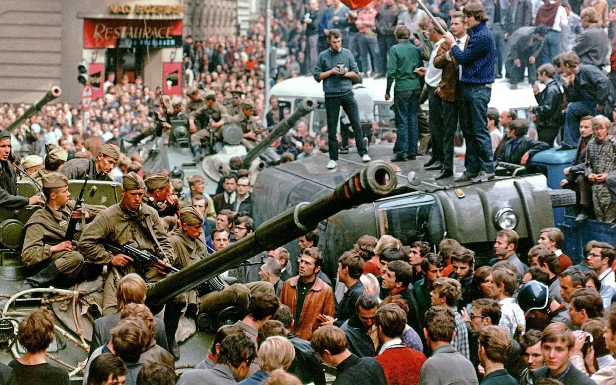 Август 68-го, советские солдаты в центре Праги. Фото: Reuters