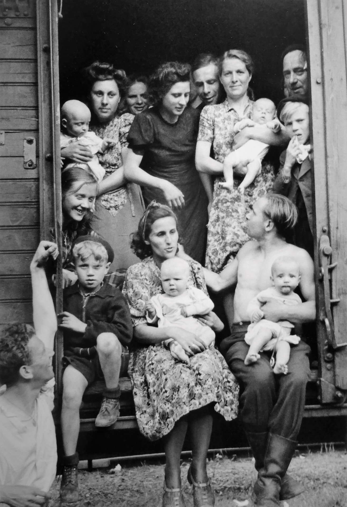 Бывшие подневольные рабочие с детьми в вагоне поезда перед репатриацией. Фото: архив