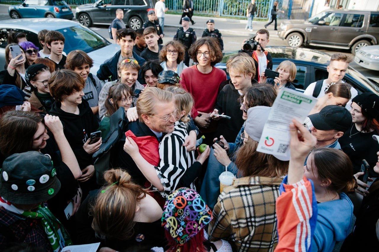 Николай Рыбаков в окружении сторонников. Фото: тг-канал партии «Яблоко»