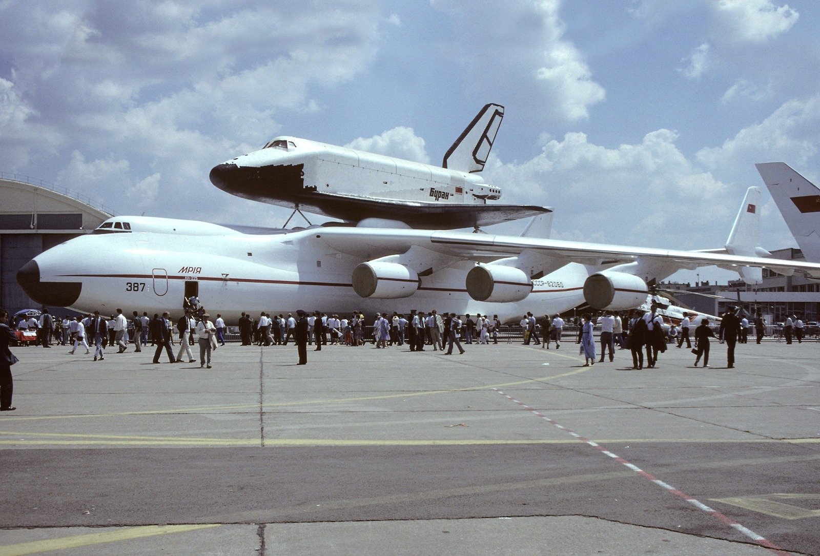 Мрия и Буран. Авиакосмический салон Ле-Бурже, 1989 год. Фото: Felix Goetting
