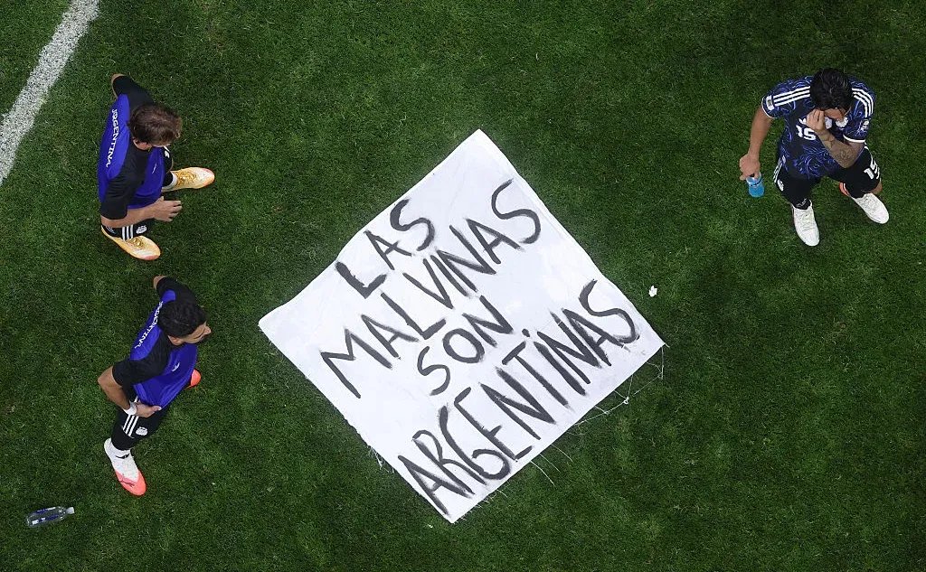 Футболисты сборной Аргентины на фоне баннера «Las Malvinas son Argentinas» Фото: Dan Mullan / Getty Images