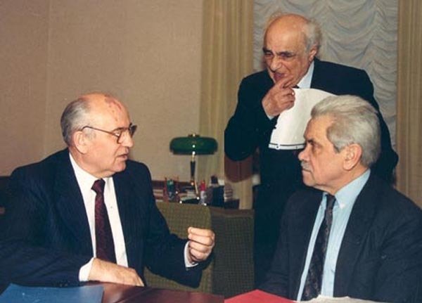Горбачев, Черняев, Шахназаров, 1990 год. Фото: Ю. Лизунов