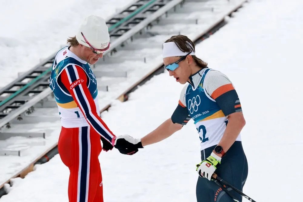 Йоханнес Клебо и Савелий Коростелев после мужского масс-старта на 50 км классическим стилем. Фото: REUTERS