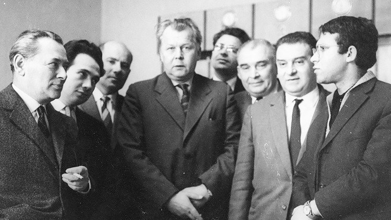 Главный редактор журнала «Новый мир» Александр Твардовский в редакции газеты Известия . 1960-е гг. Архив: Известия