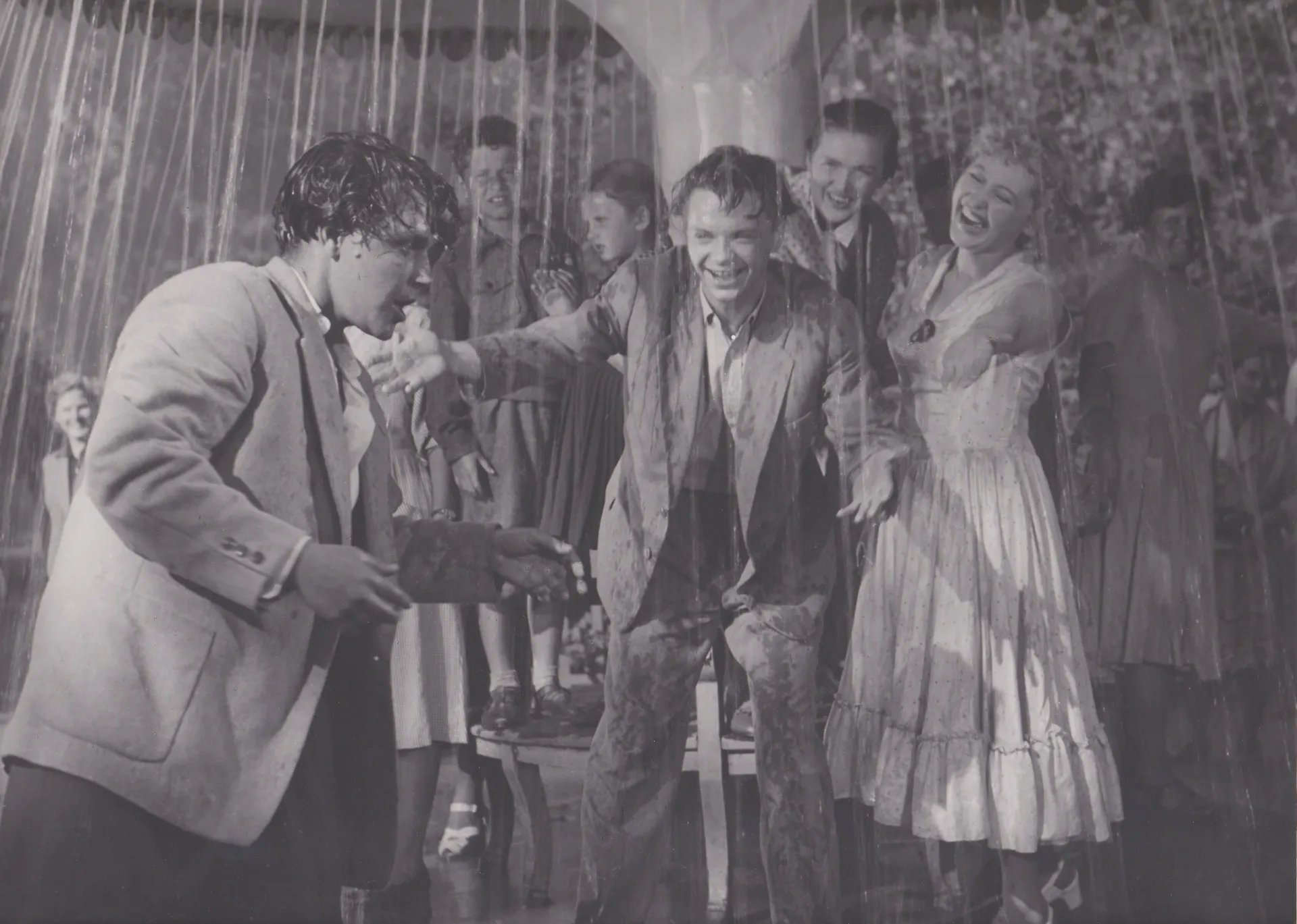 Кадр из фильма «Улица полна неожиданностей»