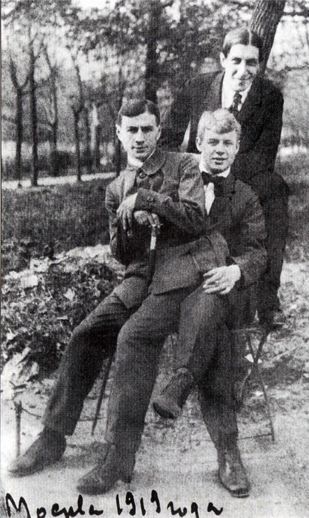 Анатолий Мариенгоф, Сергей Есенин и Александр Кусиков в Москве в 1919 году. Фото: архив
