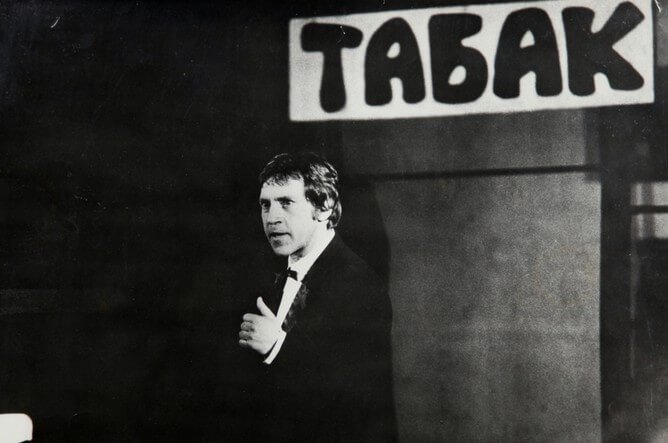 Сцена из спектакля «Добрый человек из Сезуана»