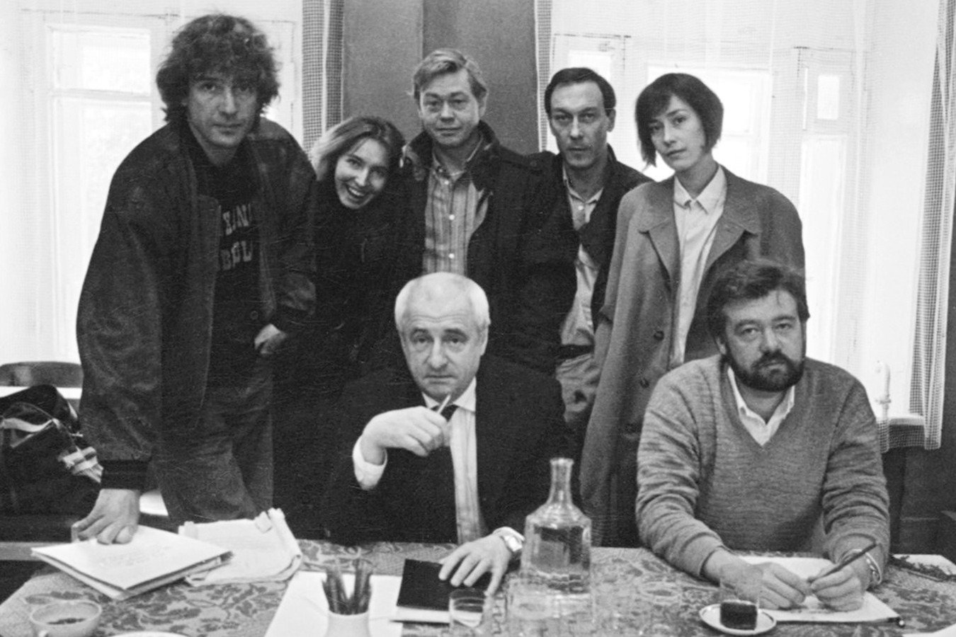 Марк Захаров в окружении актеров театра «Ленком». Фото из архива А. Захаровой