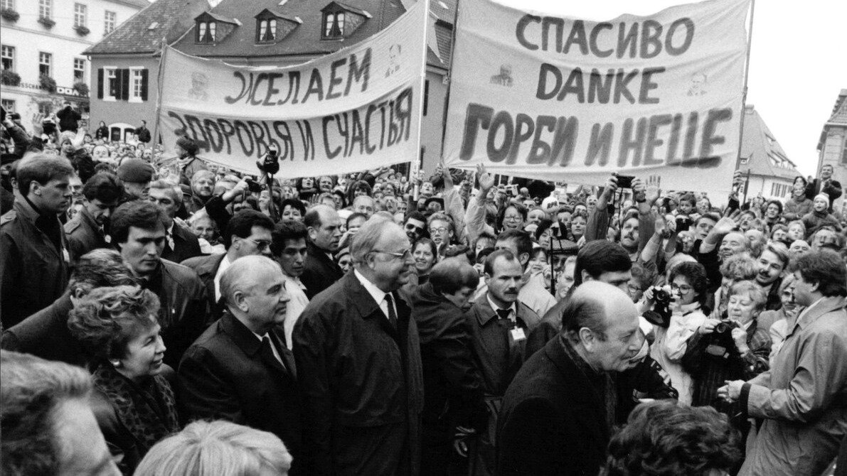Михаил Горбачев и канцлер ФРГ Гельмут Коль в западногерманском городе Шпайер. В 1989 и 1990 годах восторженные толпы встречали советского лидера как в ФРГ, так и в ГДР. Фото: Getty Images