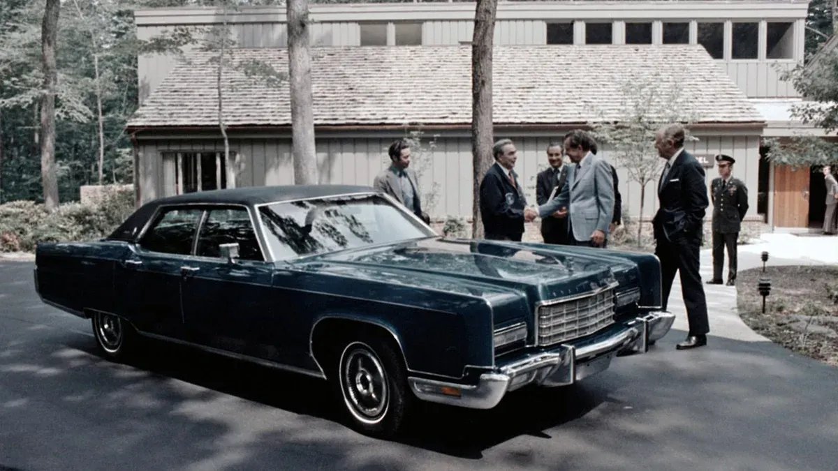 Брежневу дарят Lincoln Continental. Кэмп-Дэвид, 1973 год. Фото: Владимир Мусаэльян