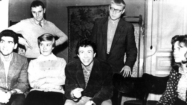 Леонид Виноградов, Маргарита Разумовская, Лев Лосев. Стоят: Михаил Еремин, Сергей Кулле, Нина Мохова, Владимир Уфлянд. 1958 год Фото предоставлено Михаилом Ерёминым