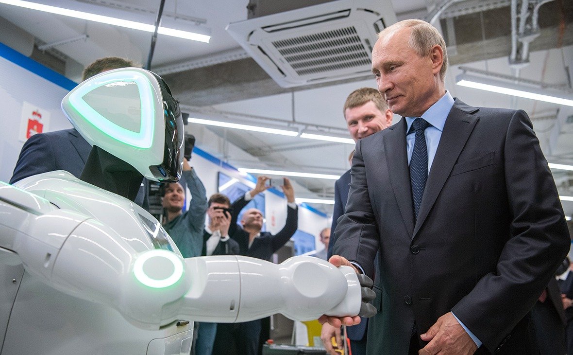 Российский робот Promobot, пожимающий руку Владимиру Путину. Фото: Фото: Сергей Гунеев / РИА Новости