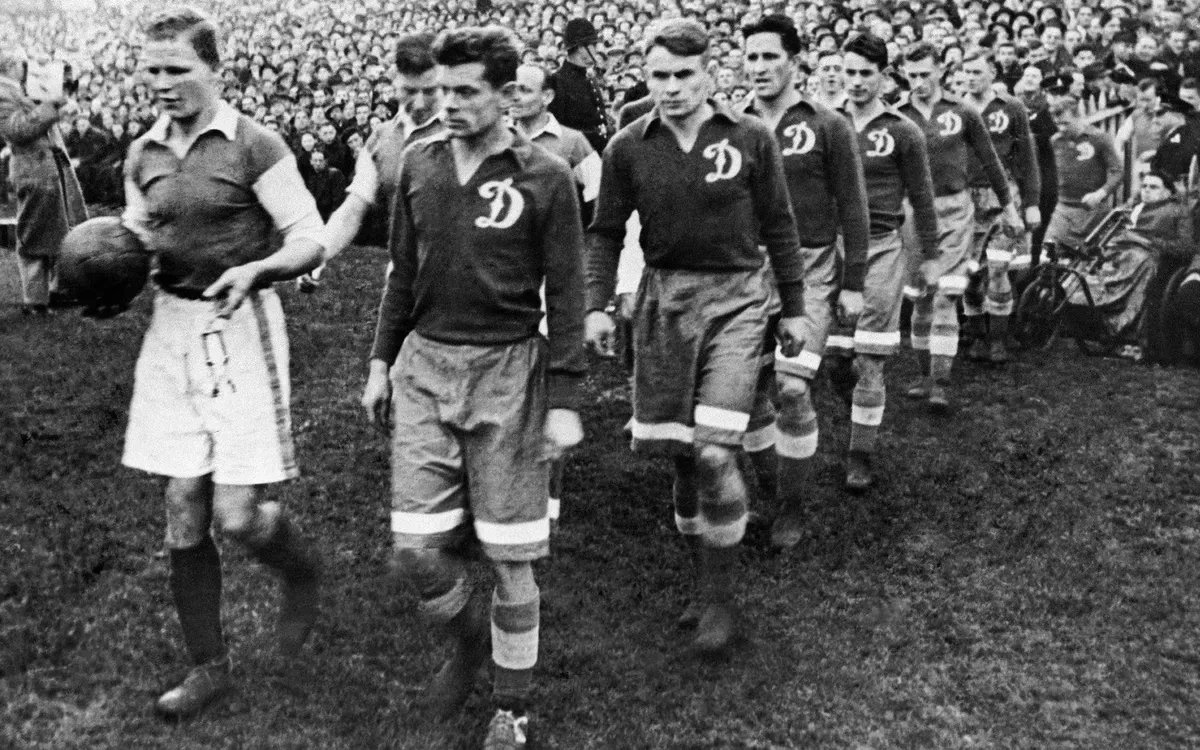 «Динамо» и «Челси» выходят на поле. 1945 год. Фото: РИА Новости
