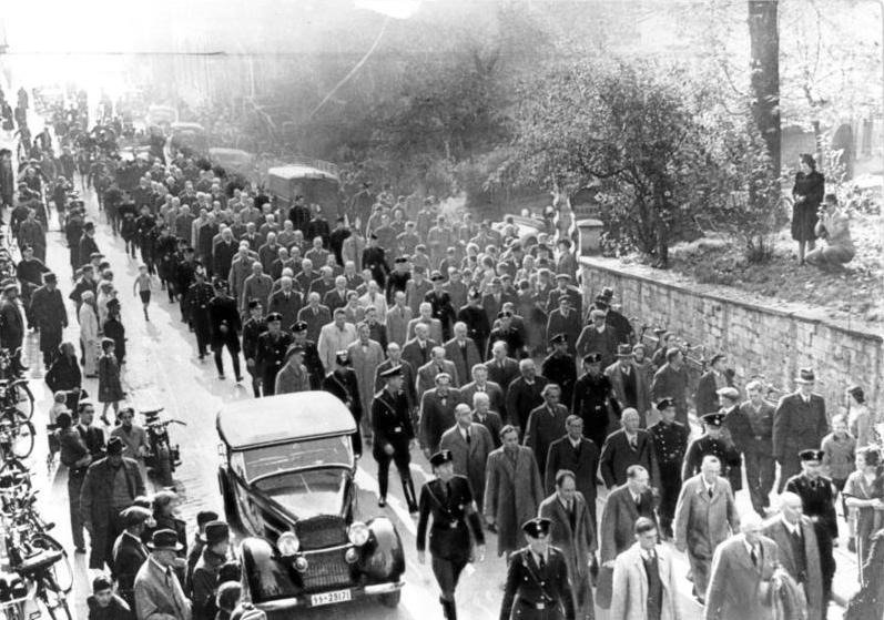 Арест евреев в Баден-Бадене в ноябре 1938 года. Фото: Bundesarchiv