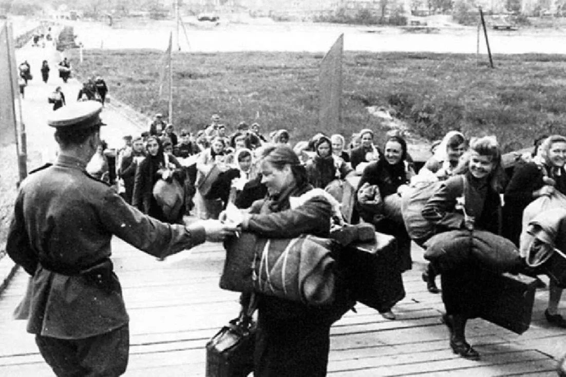 1945, Магдебург. Возвращение советских военнопленных. Фото: ГАРФ