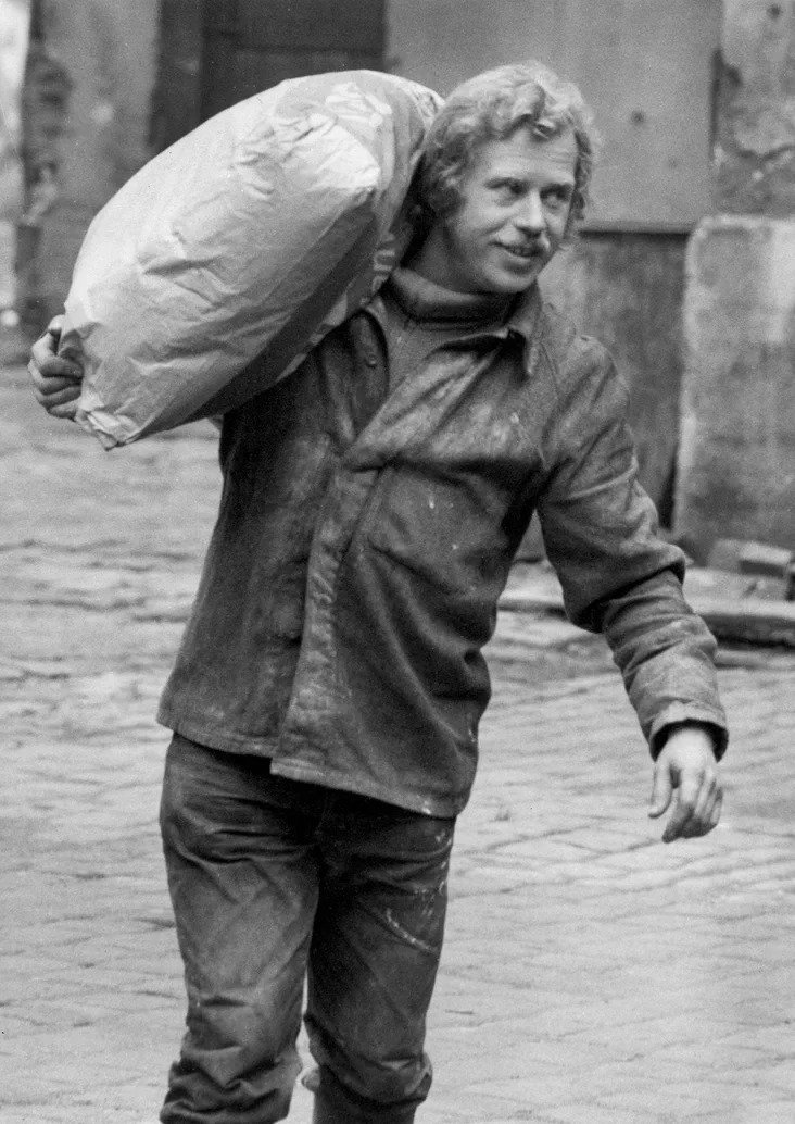 Вацлав Гавел во время работы на пивоварне, 1974 год. Фото: Karel Hádek