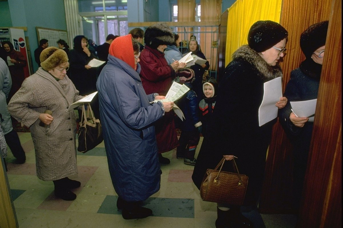 Выборы в Госдуму, 1993 год. Фото: Sergei Guneyev / Getty Images