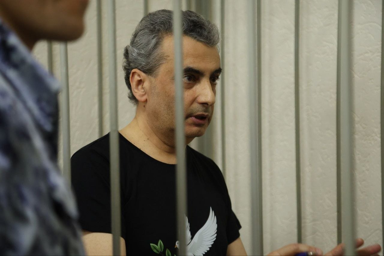 На 11 лет и один месяц отправлен в колонию строгого режима зампред партии Лев Шлосберг. Фото: тг-канал партии «Яблоко»