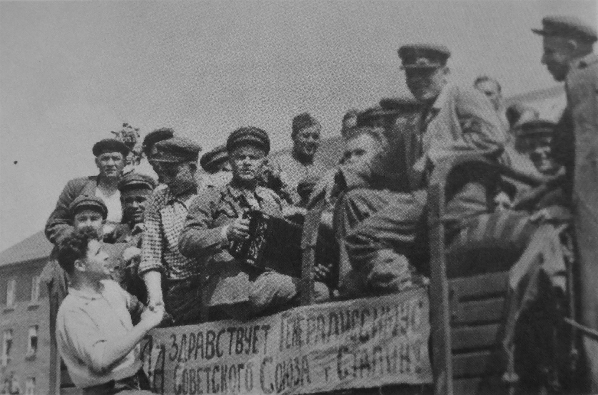 Советские граждане (вероятно, бывшие военнопленные) перед репатриацией из лагеря в Гемере. Фото снято не раньше конца июня 1945 г.