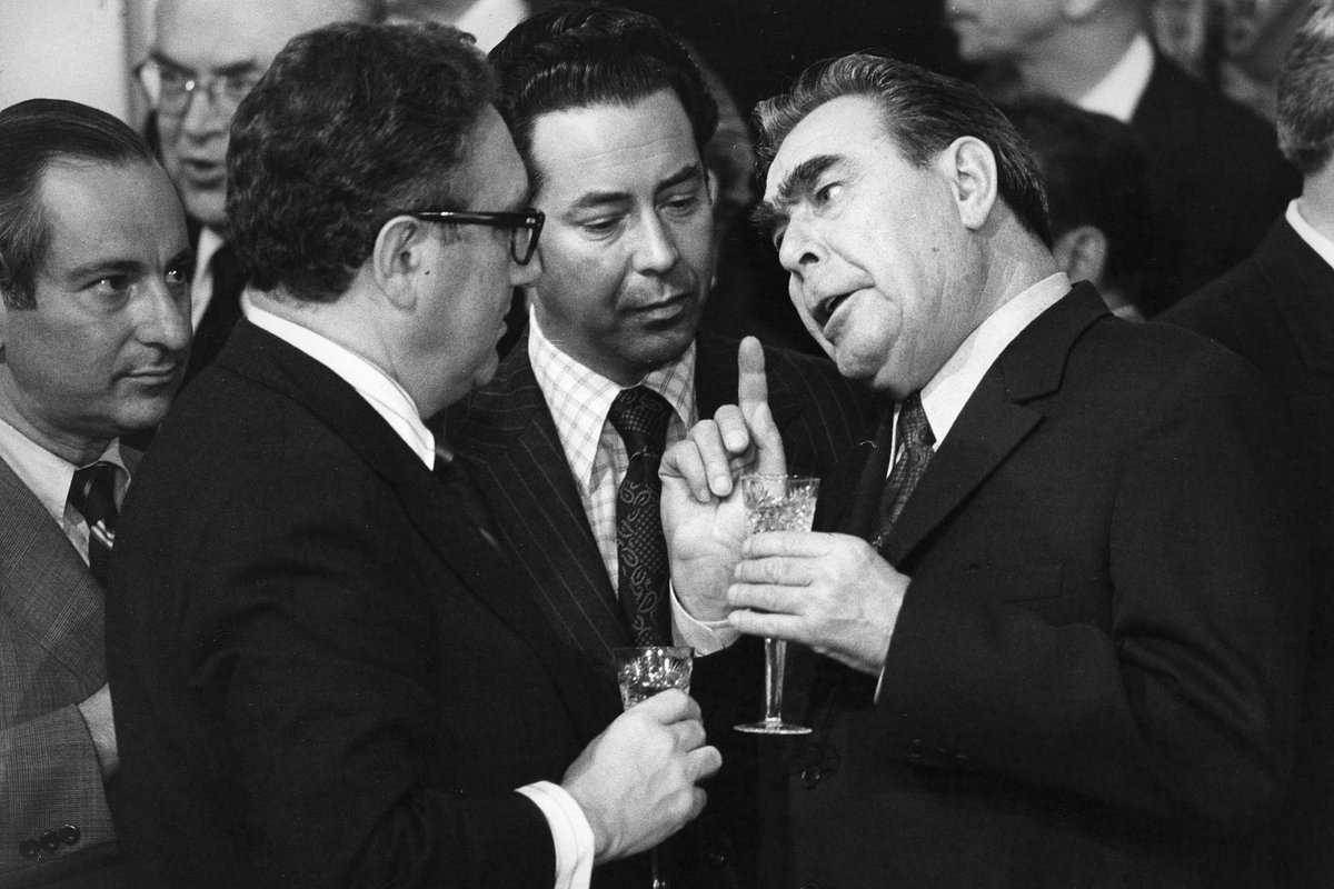 Встреча Генри Киссинджера и Леонида Брежнева в Москве, СССР, июнь 1974 года. Фото: Bernard Charlon / Gamma-Rapho / Getty Images