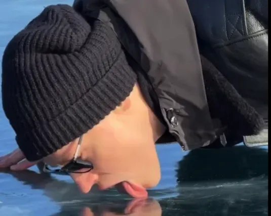 Певец Shaman (Ярослав Дронов) облизывает лед на озере Байкал. Скриншот с видео