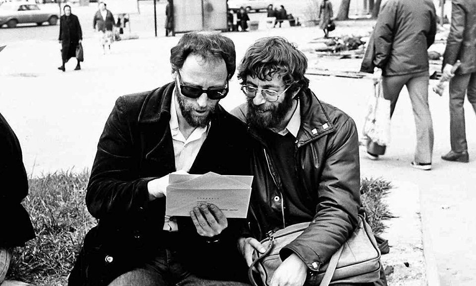 Д. Пригов, Л. Рубинштейн на акции группы «Коллективные действия» — «Группа 3». 1983 год. Фото: George Kiesewalter