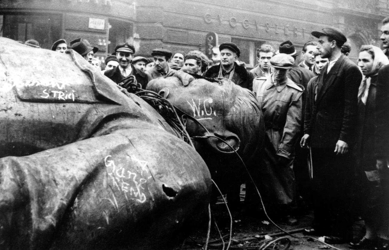 Свержение гигантского памятника Сталину в Будапеште, 23 октября 1956 года во время Венгерского восстания. Фото: архив