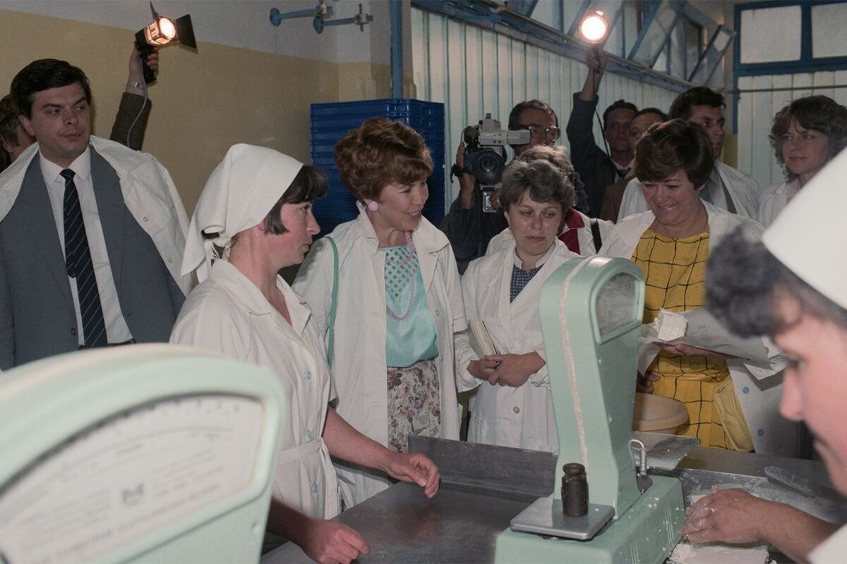 Раиса Горбачева осматривает молочный завод в Казахстане в 1986 году. Фото: Валентин Кузьмин / ТАСС