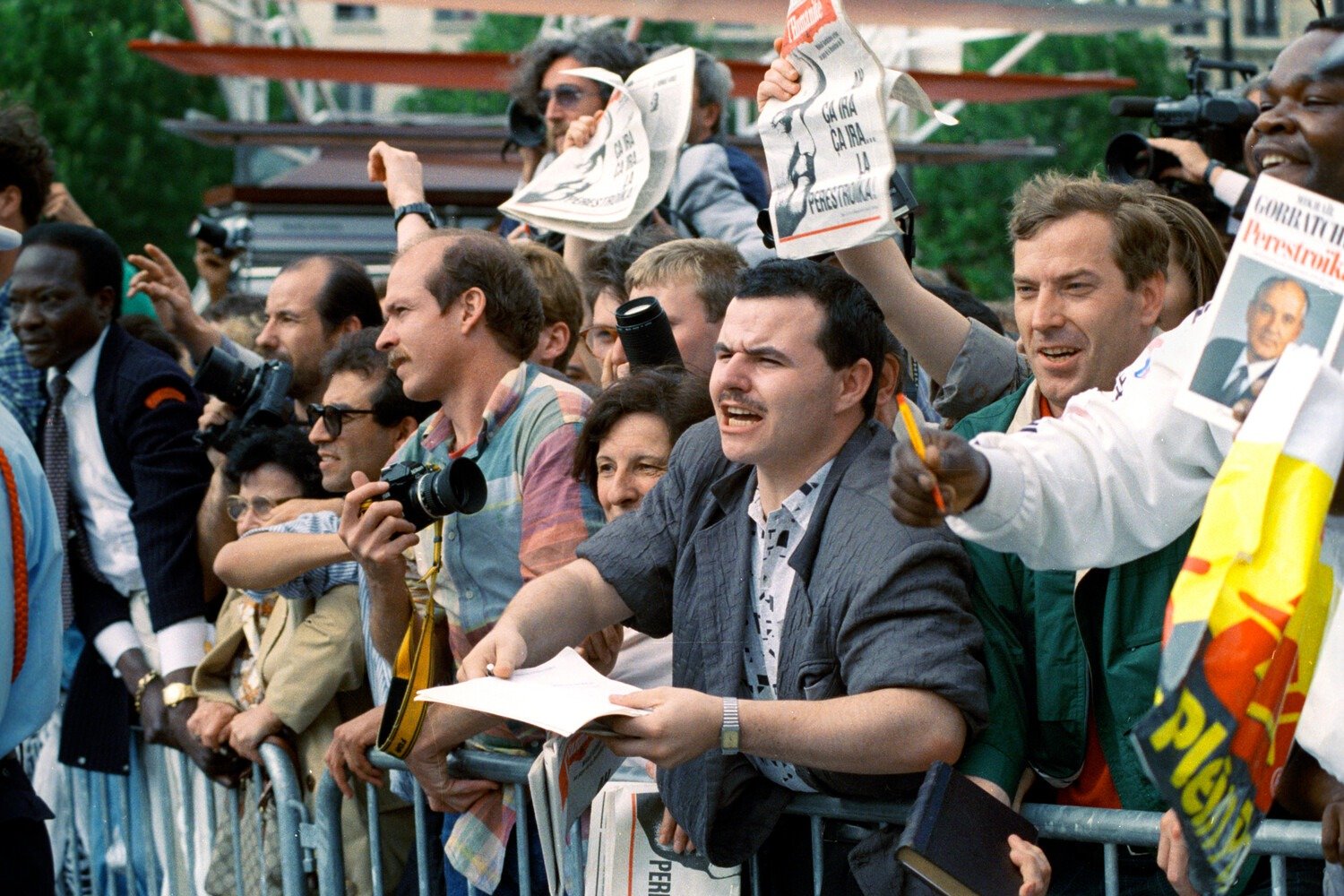 Парижане встречают Михаила Горбачева во время его официального визита во Францию, 1989 год. Фото: РИА Новости