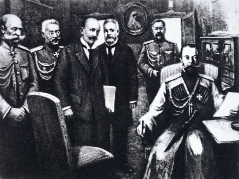 Отречение императора Николая II в ночь на 3 марта 1917 г. В царском вагоне 3-й слева Василий Шульгин. Фото: Архив РИА Новости