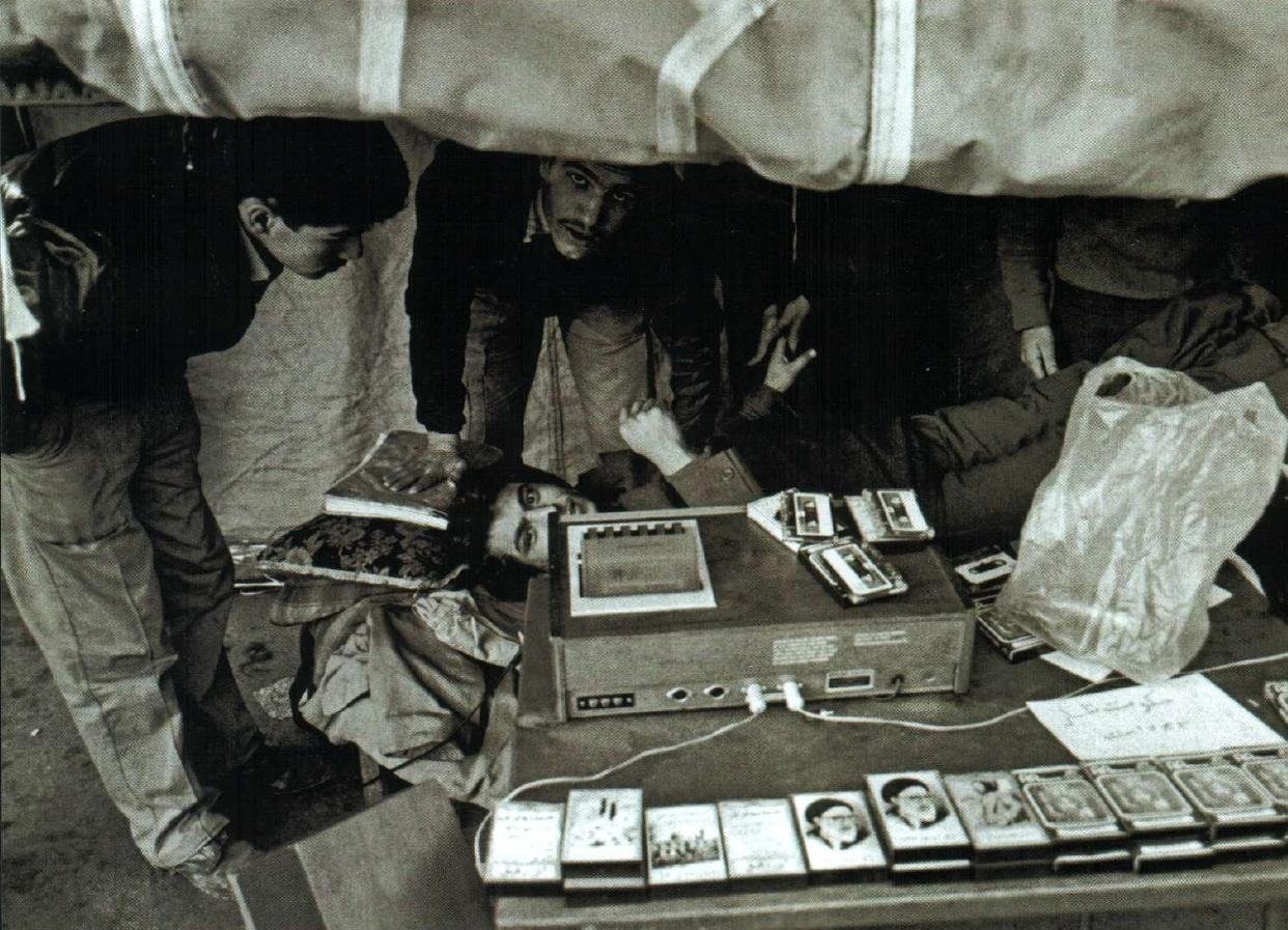 Тегеран. Один из многочисленных киосков с кассетами, где можно было купить речи Хомейни. 1979 год. Источник: GILLES PERESS / MAGNUM PHOTOS / PHOTOGRAPHER.RU