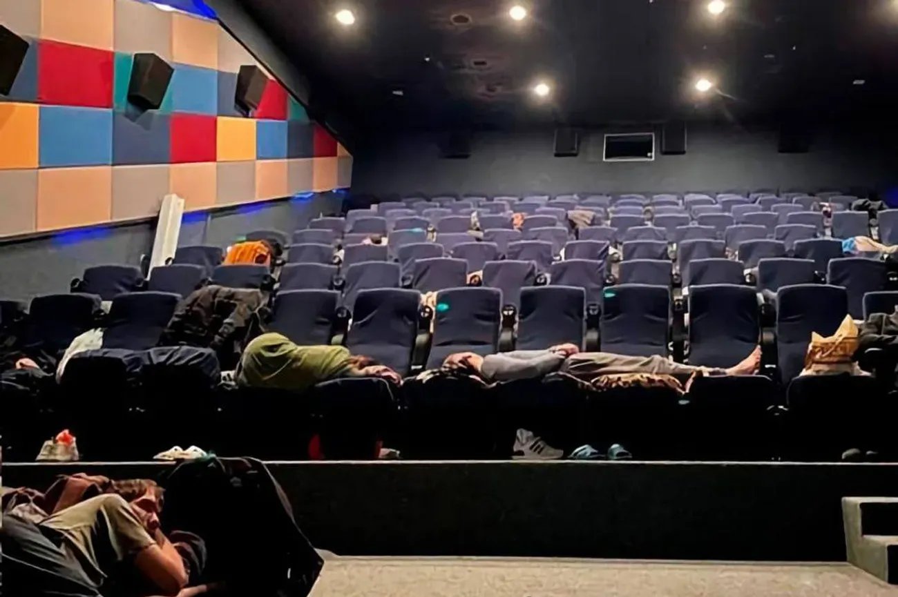 Кинотеатр Cinema Park в Уральске, где ночуют россияне, которые не смогли найти жилье в Казахстане. Фото из соцсетей