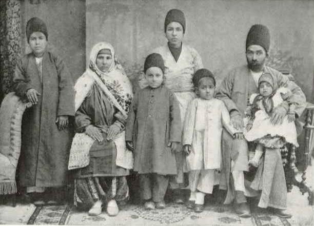 Семья зороастрийцев в Тегеране, Иран, около 1910 года. Фото: архив