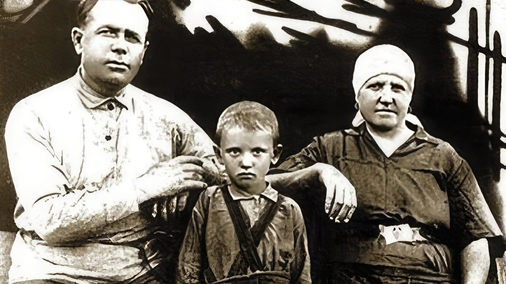 С дедом Пантелеем Ефимовичем и бабушкой Василисой Лукьяновной. Фото: личный архив М. Горбачева