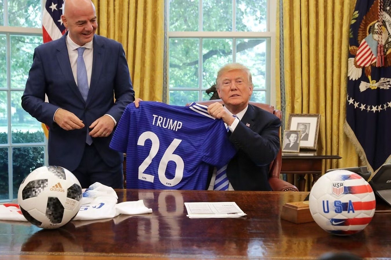Дональд Трамп и Джанни Инфантино позируют с футболкой сборной США с номером 26. Фото: The White House