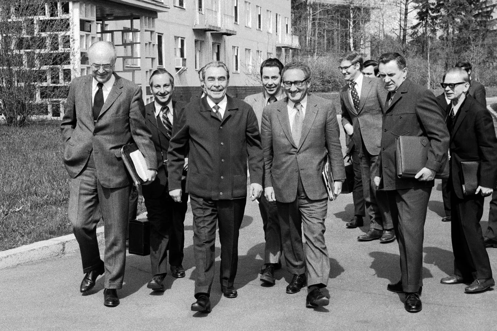 Завидово. Май 1973 года. Солнечные дни разрядки. Слева направо: Анатолий Добрынин, Хельмут Сонненфельдт, Леонид Брежнев, Виктор Суходрев, Генри Киссинджер, Лоуренс Иглбергер, Андрей Гомыко, Андрей Александров-Агентов. Фото: Владимир Мусаэльян / ТАСС