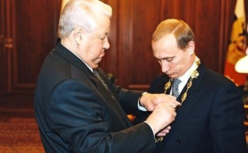 Президент России Борис Ельцин передал Владимиру Путину Президентский знак, 1999 год. Фото: Пресс-служба Кремля