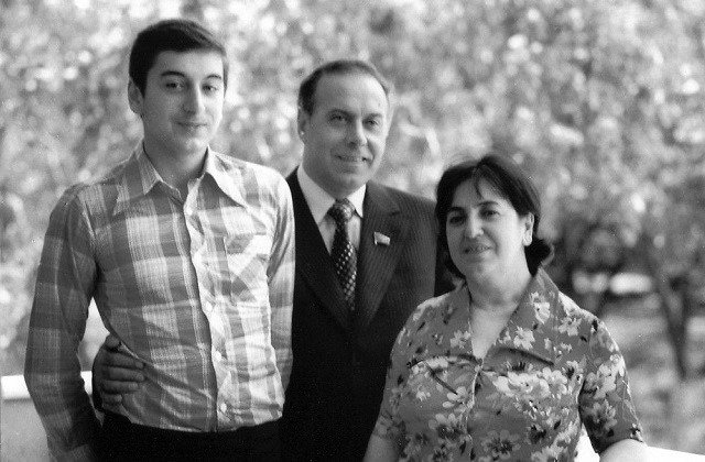 Ильхам Алиев вместе с родителями — Гейдаром Алиевым и Зарифой Алиевой. Фото: архив