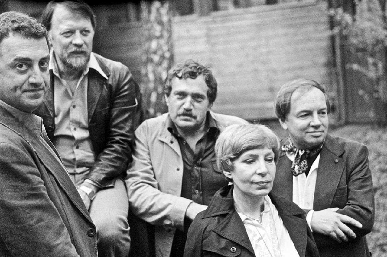Перед отъездом из СССР, 1980 год. Слева направо: Григорий Горин, Михаил Рощин, Василий Аксенов, Зоя Богуславская и Андрей Вознесенский. Фото: Игорь Пальмин