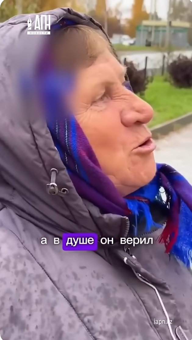 Бабушка крестит памятник Ленину и объясняет, зачем. Кадр из видео