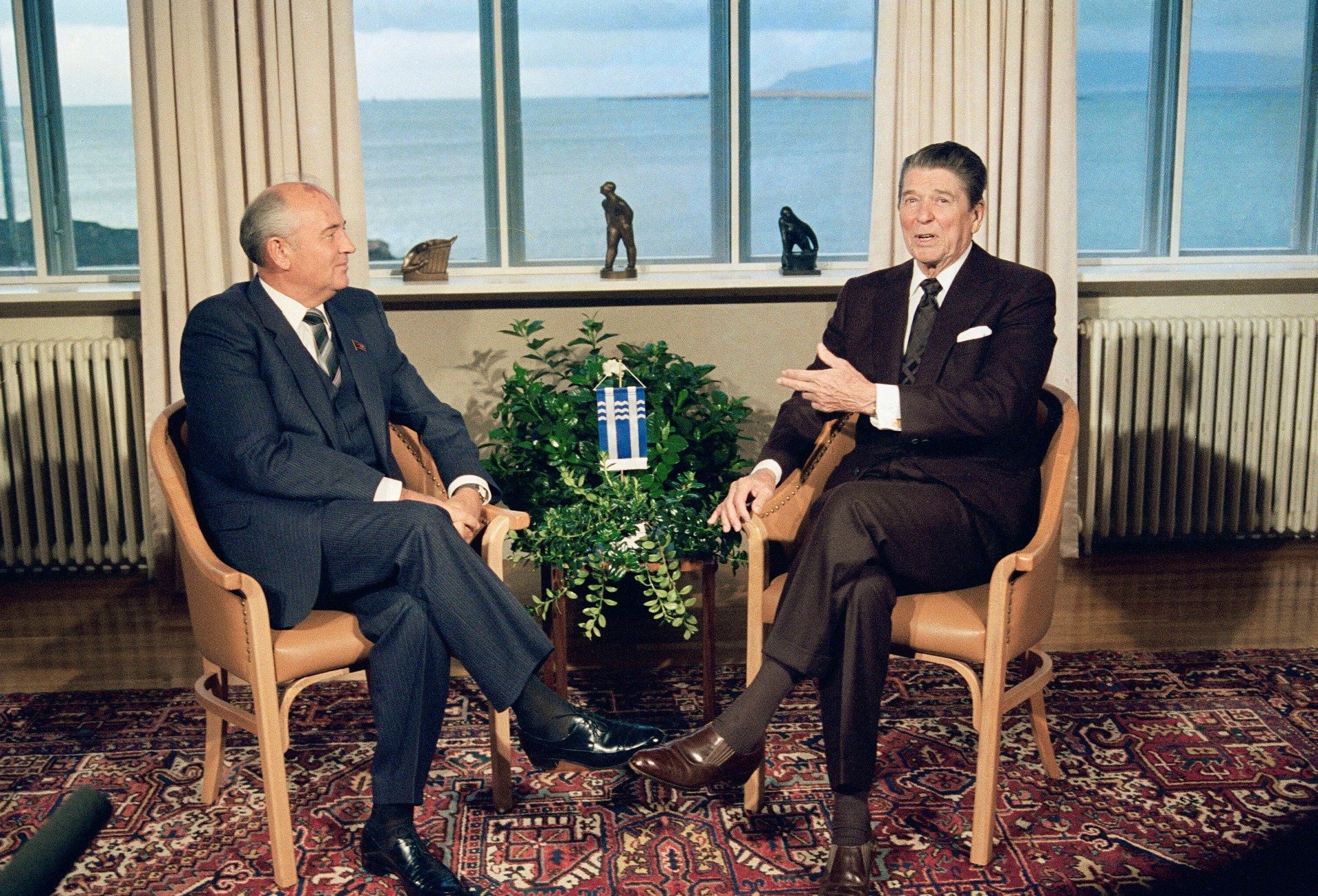 Михаил Горбачёв и Рональд Рейган на саммите в Рейкьявике, 1986 год. Фото: архив