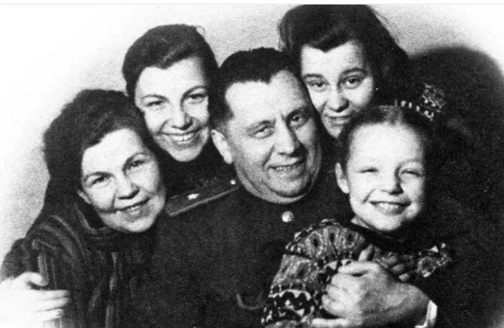 Эйтингон с семьей. Фото: архив