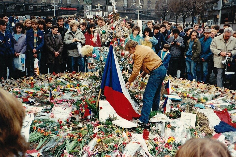 Вацлав Гавел и протестующие возле стихийного мемориала в Праге во время Бархатной революции 1989 года. Фото: архив
