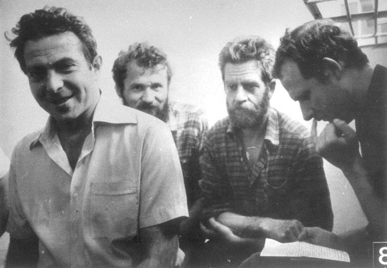 Польские оппозиционеры в центре интернирования в Бялоленке, 1982 год. Адам Михник — крайний справа. Фото: AIPN