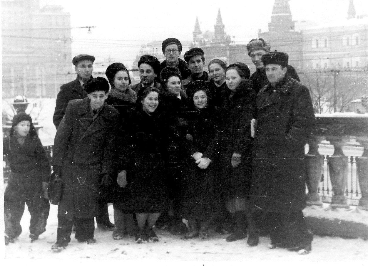 Михаил Горбачев (крайний справа в первом ряду) с однокурсниками. Зденек Млынарж в центре в последнем ряду. Москва, 1950-е. Источник: архивные фонды