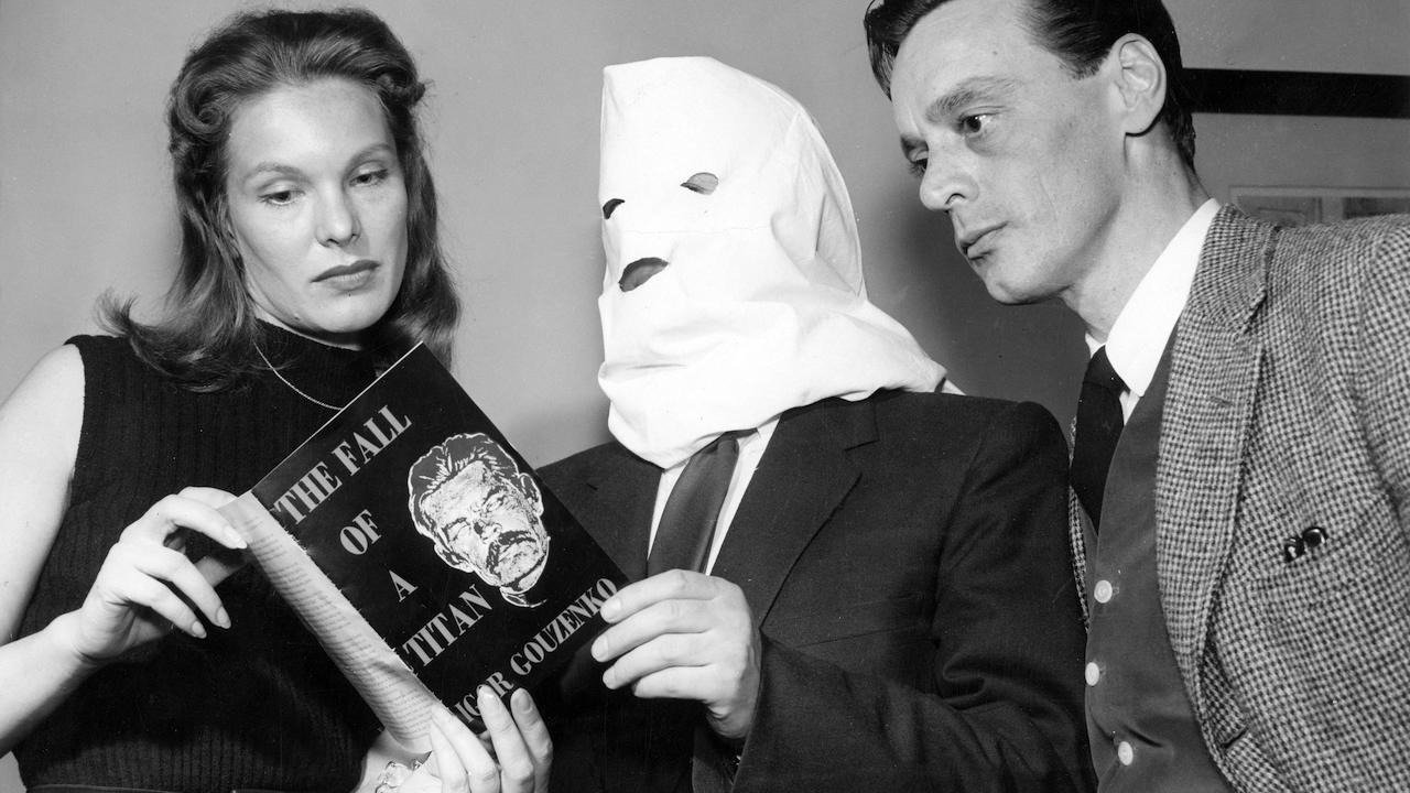 Игорь Гузенко со своим романом в руках Торонто, 1954 г. Фото: The Canadian Press